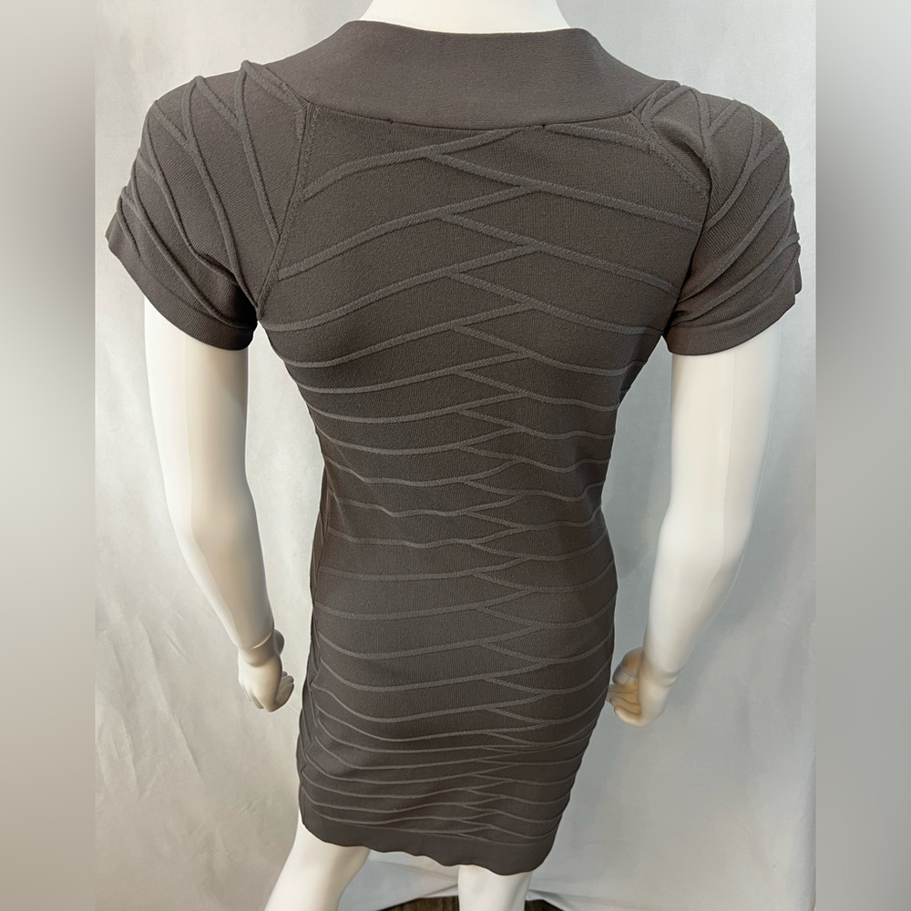 French Connection.EUC.Gorgeous Ribbed form fitting โDAYโ mini dress.Vneck.Grey.8 - Picture 7 of 11